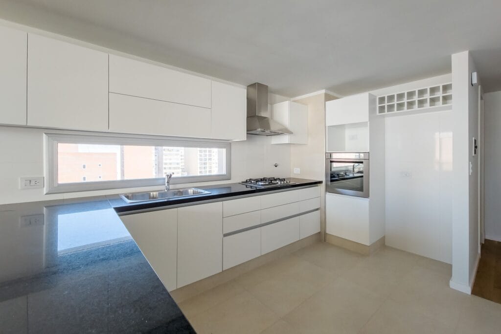 Mueble de cocina blanco laqueado