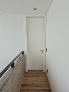 Puerta laqueada blanca a medida fabricada por Quento en Rosario